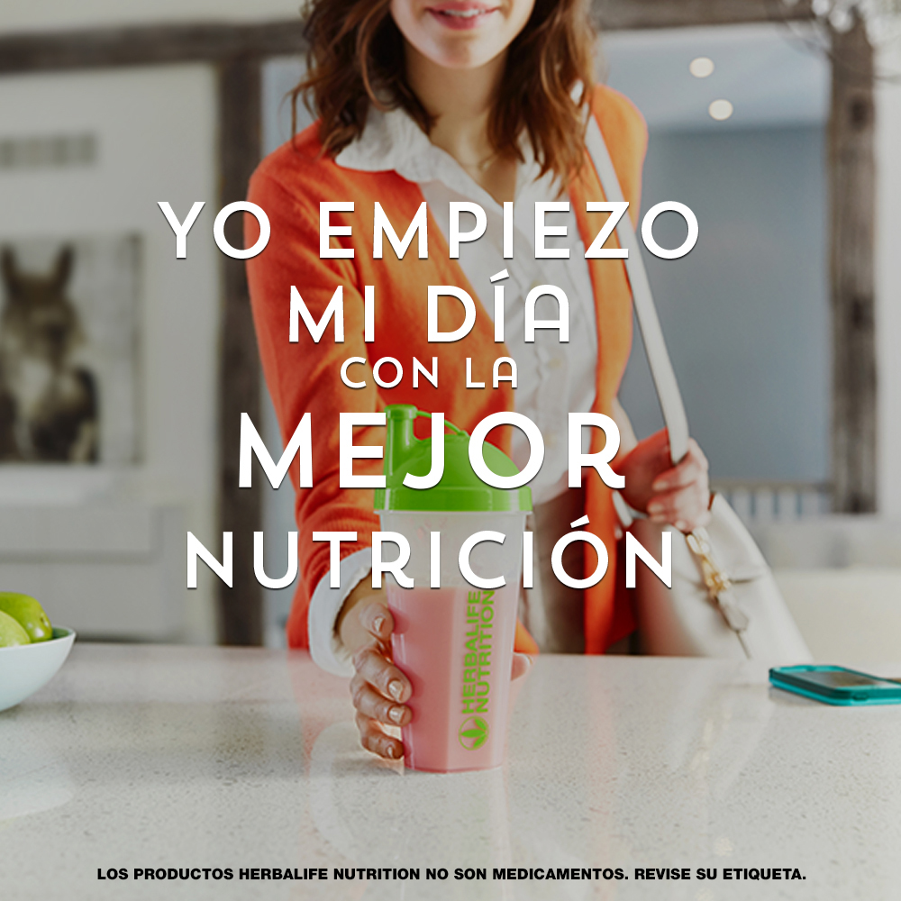 Mujer sonriendo ofreciendote un batido Herbalife para que puedas comenzar tu día bien nutrida.