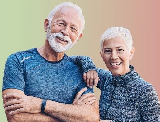 pareja de personas adultas sonriendo, disfrutando de buena calidad de vida.